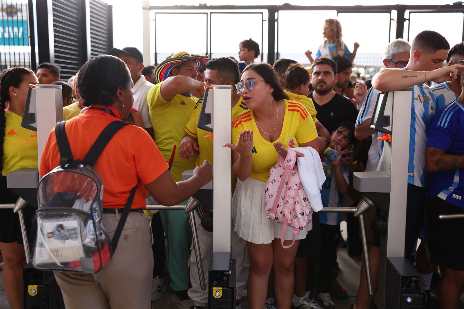 اعتداءات واقتحامات.. القصة كاملة لـ أزمة نهائي كوبا أمريكا 2024 (صور)