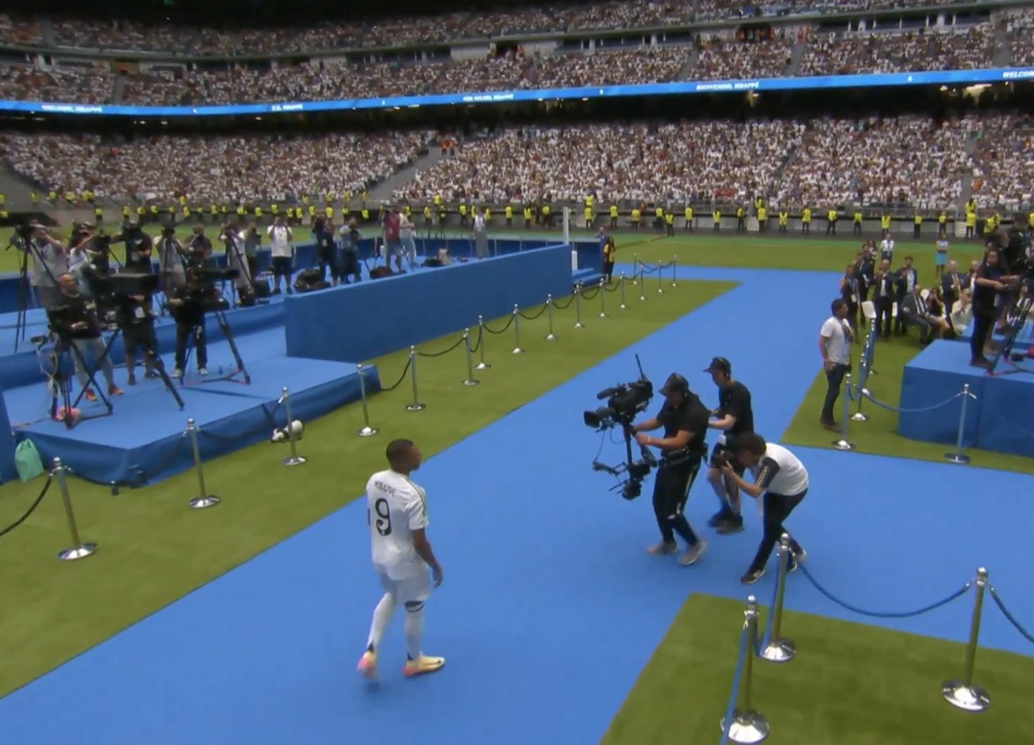 شاهد.. الظهور الأول لـ مبابي في سنتياجو برنابيو معقل ريال مدريد (صور)