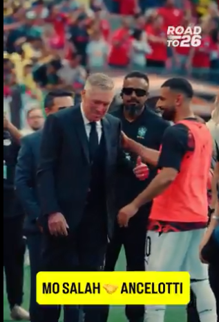 لقطة مميزة بين محمد صلاح وأنشيلوتي في مباراة مصر والبرازيل