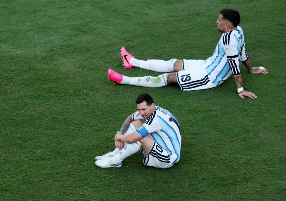 شاهد حزن وبكاء ميسي بعد خسارة الأرجنتين لقب كأس العالم| صور
