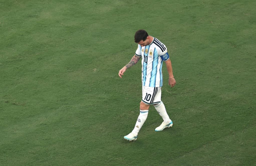 شاهد حزن وبكاء ميسي بعد خسارة الأرجنتين لقب كأس العالم| صور