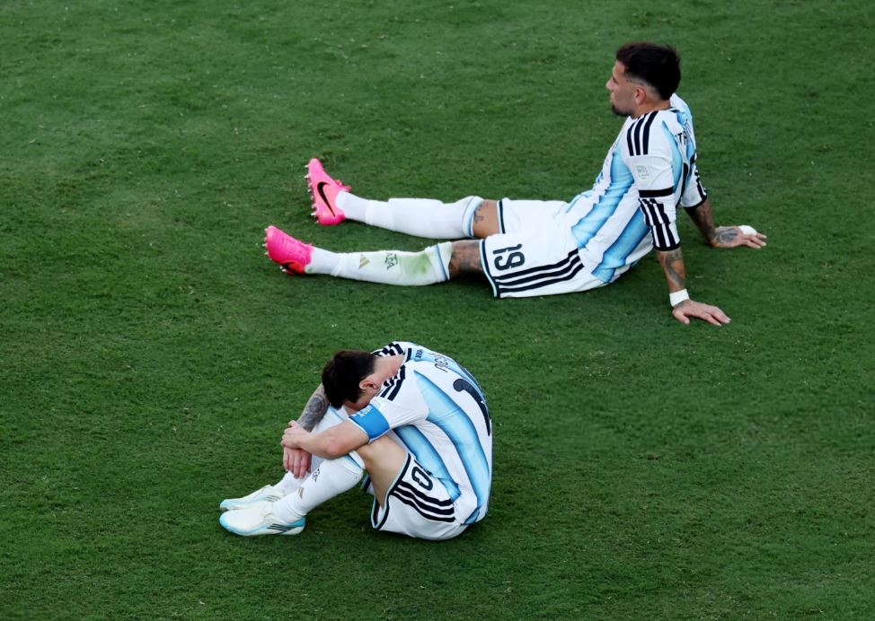 شاهد حزن وبكاء ميسي بعد خسارة الأرجنتين لقب كأس العالم| صور