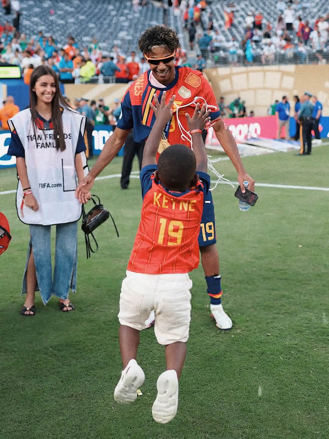 نجم الاحتفالات.. شقيق لامين يامال يشعل أجواء تتويج إسبانيا بكأس العالم 2 نجم الاحتفالات.. شقيق لامين يامال يشعل أجواء تتويج إسبانيا بكأس العالم