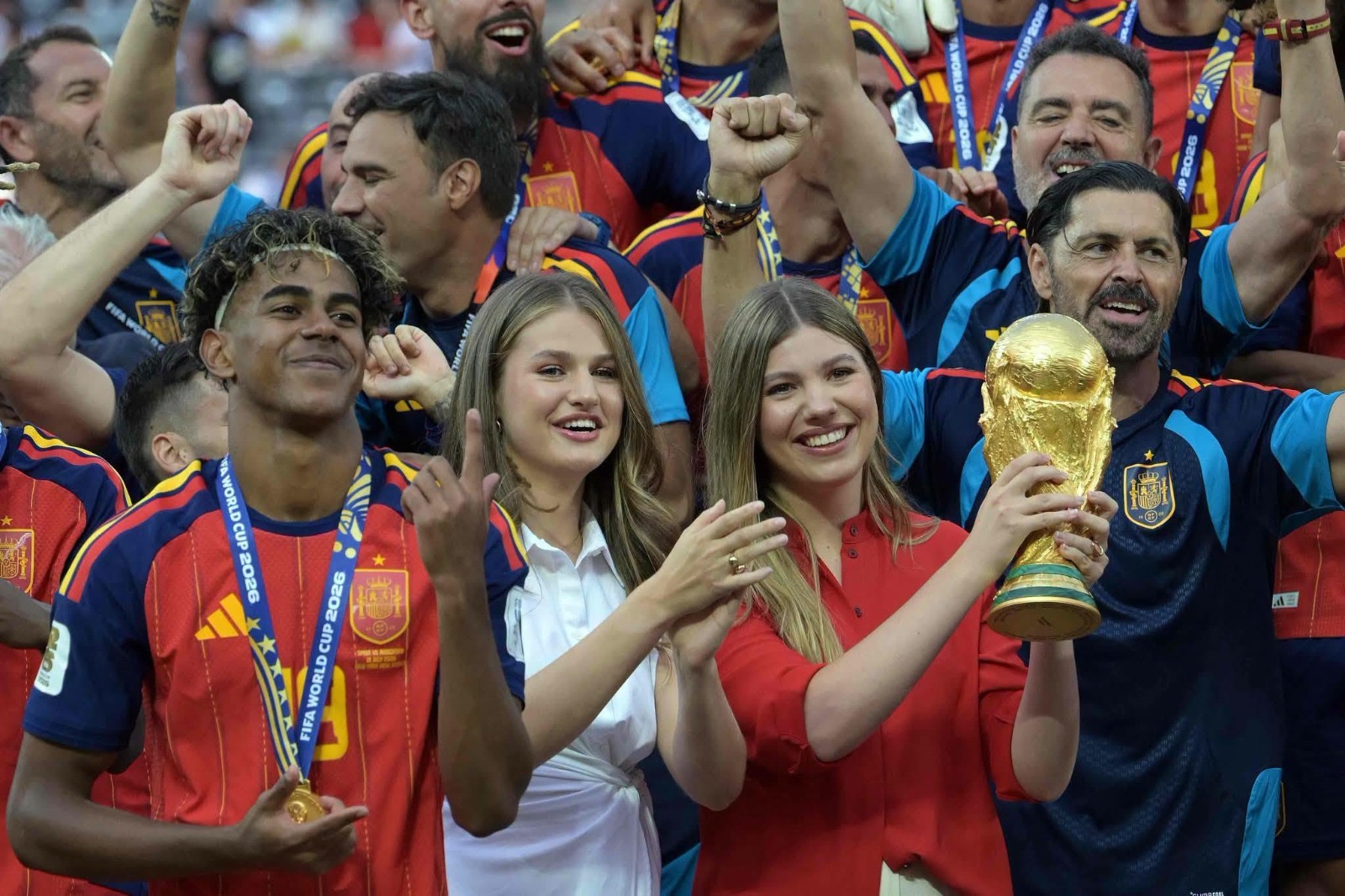 فيليب السادس يرفع الكأس.. العائلة الملكية تشارك منتخب إسبانيا فرحة الفوز بالمونديال 1 فيليب السادس يرفع الكأس.. العائلة الملكية تشارك منتخب إسبانيا فرحة الفوز بالمونديال