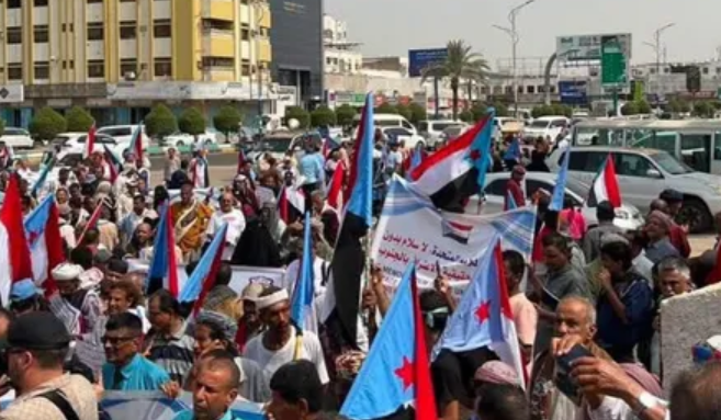 شعب الجنوب العربي يجدد تمسكه بقضيته.. رسائل سياسية من ميادين الحراك الشعبي 1 شعب الجنوب العربي يجدد تمسكه بقضيته.. رسائل سياسية من ميادين الحراك الشعبي