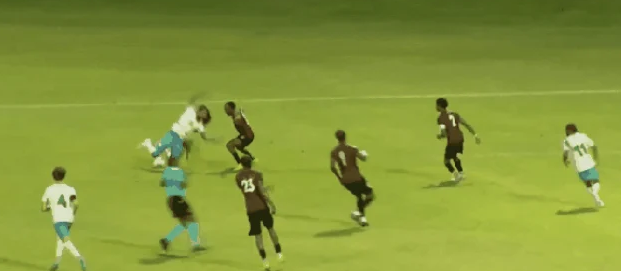 واقعة غريبة.. لاعب يتسبب في طرد لاعبين بسبب شعره الطويل بأمم الكونكاكاف (صور) 2 واقعة غريبة.. لاعب يتسبب في طرد لاعبين بسبب شعره الطويل بأمم الكونكاكاف (صور)