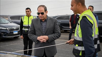 الرئيس السيسي يطلع على سير العمل بمشروعات الطرق بالجيزة