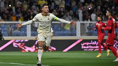 شاهد بالفيديو.. رونالدو يُدمر شباك ضمك بـ 