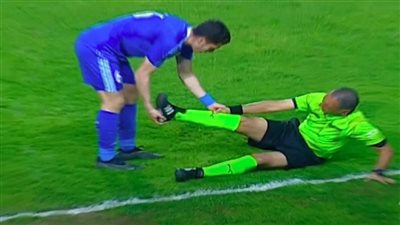 شد عضلي.. إصابة حكم مباراة سموحة وحرس الحدود بالدوري المصري (صور)