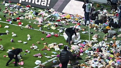 شاهد بالصور.. جماهير بشكتاش تلقي ألعاب أطفال بالملعب دعمًا لمتضرري الزلزال