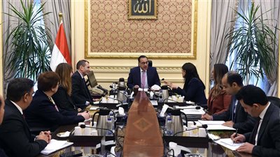 رئيس الوزراء يلتقي نائب رئيس البنك الأوروبي لإعادة الإعمار والتنمية والوفد المرافق له