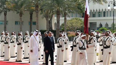 أمير قطر يعقد مباحثات هامة مع رئيس الوزراء المصري