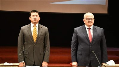 وزير الشباب والرياضة يستعرض محاور الإستراتيجية الوطنية للشباب والنشء مع طلبة اقتصاد وعلوم سياسية جامعة القاهرة