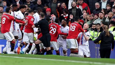 لفشلهما في السيطرة على اللاعبين.. تغريم مانشستر يونايتد وكريستال بالاس