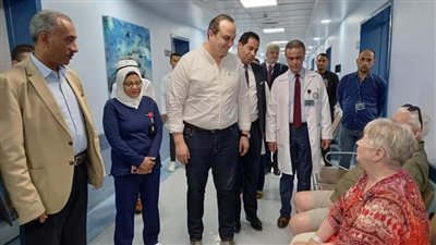 رئيس هيئة الرعاية الصحية يستطلع آراء الأجانب والوافدين للسياحة العلاجية في خدمات مستشفى شرم الشيخ الدولي