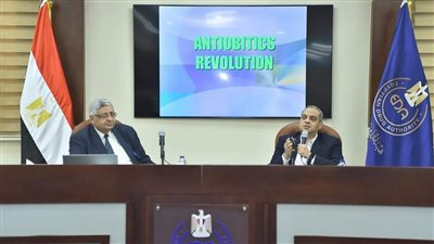 مستشار الرئيس للصحة يلقي محاضرة بهيئة الدواء حول الاستخدام الرشيد لمضادات الميكروبات