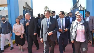 وزير التنمية المحلية ومحافظ قنا يتفقدان عددًا من المشروعات الإنتاجية لتوفير السلع الغذائية للمواطنين بأسعار مخفضة