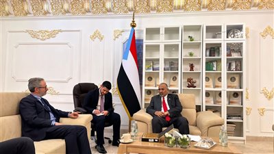  الزُبيدي يُناقش مستجدات الأوضاع السياسية والعسكرية والأمنية أثناء استقباله سفير الاتحاد الأوروبي لدى اليمن (صور)