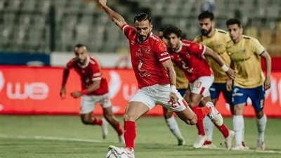 من خليفة النجم التونسي علي معلول لقيادة الخط الخلفي للأهلي المصري خلال الفترة المقبلة؟