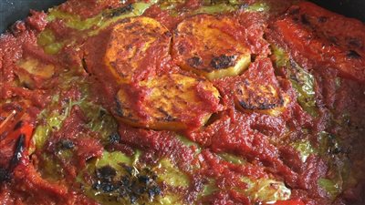 وصفات طبخ مصرية.. مسقعة باذنجان باللحم المفروم والخبز البلدي