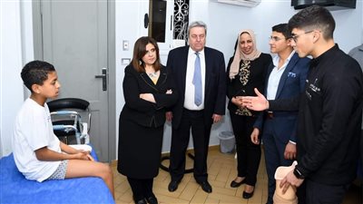 وزيرة الهجرة تسلم أحد أطفال 