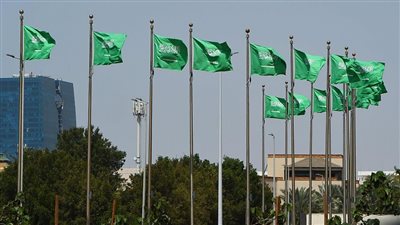 السعودية.. شوارع وميادين جدة تتزين بالألوان الخضراء ابتهاجًا بيوم العلم