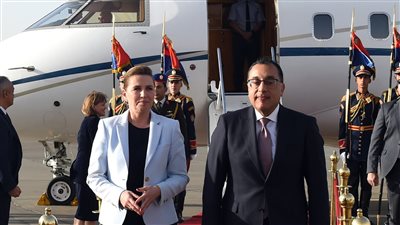 رئيس الوزراء يستقبل رئيسة وزراء الدنمارك بمطار القاهرة