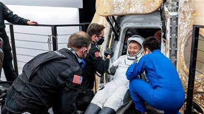  مركز محمد بن راشد للفضاء ينشر صورا للحظة وصول طاقم مهمة 