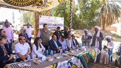 رانيا المشاط وزيرة التعاون الدولي ووفد الأمم المتحدة يلتقون بعض المزارعين بقرية الكاجوج