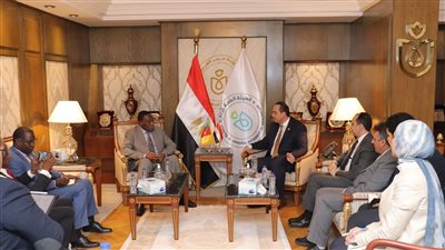 مصر.. رئيس هيئة الرعاية الصحية يبحث مع السفير الكاميروني تعزيز التعاون