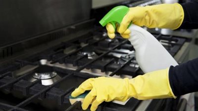 طريقة تنظيف البوتاجاز من الدهون المتراكمة.. 4 خلطات سحرية من المنزل