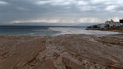 السعودية.. هطول أمطار غزيرة على محافظة حقل وضواحيها