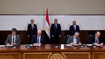 مدبولي يشهد مراسم توقيع عقدي التزام لمشروعي إنشاء البنية الفوقية لمحطتي الحاويات بميناءي السخنة والدخيلة