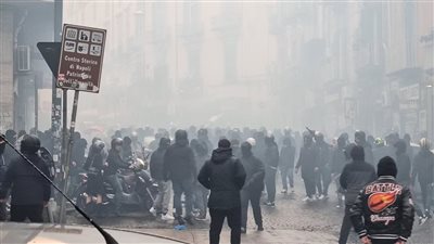 اشتباكات عنيفة بين الجماهير الألمانية والشرطة الإيطالية قبل موقعة نابولي وفرانكفورت (فيديو)