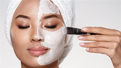 وصفات لتفتيح البشرة بالنشا.. اخلطيها بماء الورد والحليب لوجه اكثر صفاء