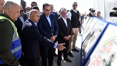 رئيس الوزراء يتفقد مشروع استكمال تطوير ميناء السخنة ويتابع أعمال إنشاء الأحواض الجديدة