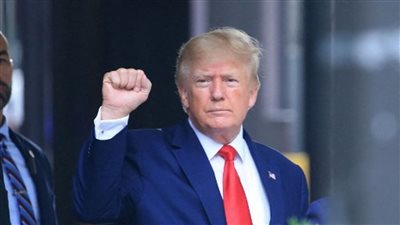 الرئيس الأمريكي السابق دونالد ترامب يثير الجدل على مواقع التواصل.. ما القصة؟