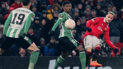 تردد القنوات المفتوحة والمجانية الناقلة لمباراة مانشستر يونايتد وريال بيتيس.. ومعلقي المباراة