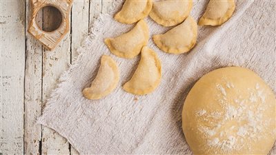 كيف تصنع عجينة السمبوسة في المنزل؟.. طريقة الشيف فاطمة أبو حاتي