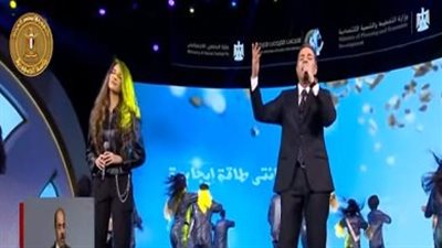  فور صعوده للمسرح.. مدحت صالح يحرص على أداء التحية العسكرية للرئيس السيسي