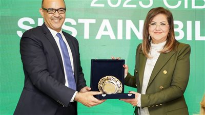 وزيرة التخطيط والتنمية الاقتصادية تشارك بحفل البنك التجاري الدولي وGLAM لتوزيع جائزة الاستدامة 