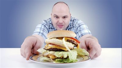 اسباب الصداع في رمضان بعد الافطار.. لا تفرط في تناول الأكل الدسم 