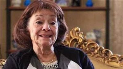 زين العلم المصري قبرها.. صور توثق رحيل جثمان الإذاعية الكبيرة 