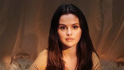 من هي النجمة سيلينا غوميز وقصة ارتباطها؟