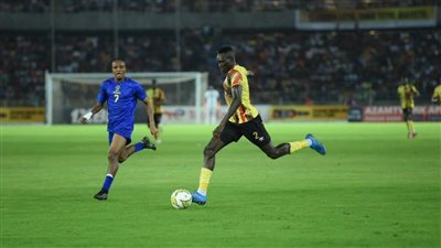 شاهد.. حكم مباراة تنزانيا وأوغندا يحتسب 36 دقيقة وقتًا بدل ضائع