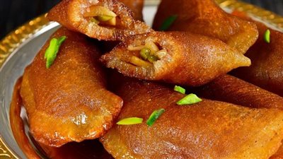 طريقة عمل القطايف الفلسطينية وأسرار الحصول على حلوى مقرمشة