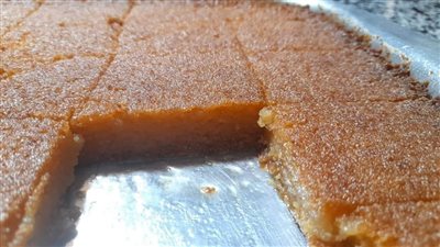 طريقة عمل البسبوسة المصرية مثل المحلات.. مرملة وطرية وشهية 