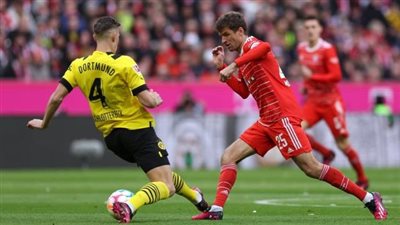 بايرن ميونخ يسحق دورتموند بثلاثية في شوط أول مثير بالدوري الألماني