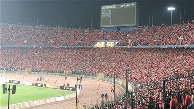 شاهد.. ملحمة جماهير الأهلي في استاد القاهرة قبل مواجهة الهلال السوداني (صور)