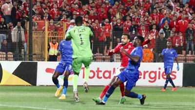 الأهلي يتفوق على الهلال بهدف رائع في الشوط الأول بدوري الأبطال